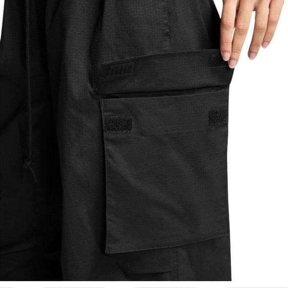 Nike - NWT - XL -  Black Cargo Pants - Oversized fit - Mid Rise stacked Length - Picture 6 of 6